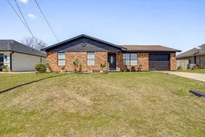 7 Mi to Lake Bridgeport: Home w/ Yard & Grill! - Image 3