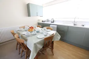 Penderic|Stylish Cowes Escape|Panoramic Sea Views - Image 2