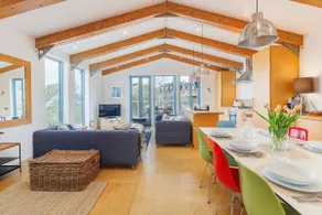 The Deck House - Seafront Upside-Down House with Solent Views, Gurnard - Image 2