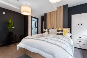 Ashton Luxury with 2 Free Parking Space + Wi-Fi - Image 5