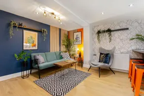 Ashton Luxury with 2 Free Parking Space + Wi-Fi - Image 3