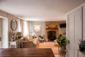 The Best Location In Bourton-Parking-Garden-BBQ - Image 4