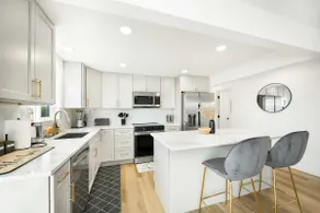 Step-Free 2BR Retreat w/ Panoramic Views on Deck - Image 3