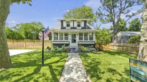Hot Tub + Fenced Yard • Near Bay | Sundaze Cottage - Image 4