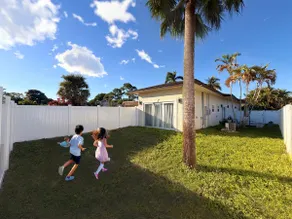 Palm Beach Regency 2BR | Fenced Patio + Garden - Image 3
