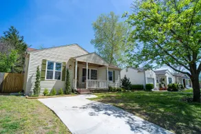 Cozy home near the Gathering Place with a hot tub - Image 2