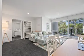 Stylish 1-Bed Apartment with Balcony & Pool Access - Image 3