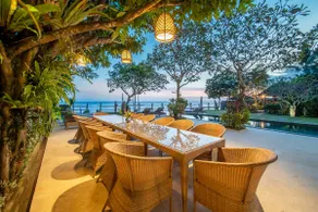 Absolute ocean front luxury in central Candidasa - Image 4