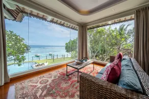 Absolute ocean front luxury in central Candidasa - Image 5