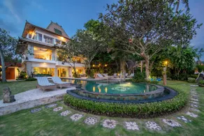 Absolute ocean front luxury in central Candidasa - Image 3