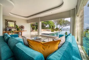 Absolute ocean front luxury in central Candidasa - Image 2