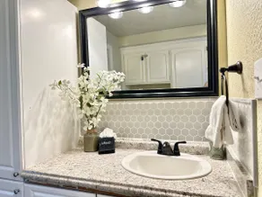 Near Downtown- Kitchen-Washer/Dryer-Parking - Image 4