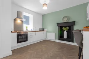 Huge 4-Bed House, Garden, Dog Friendly, Next to M8 - Image 3