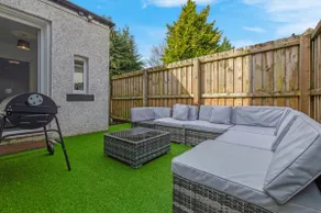 Huge 4-Bed House, Garden, Dog Friendly, Next to M8 - Image 4