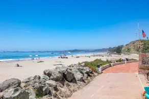 1950's Beachfront Home - Stunning Views! - Image 3