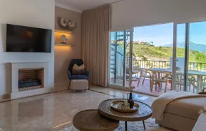Serene hideaway, luxurious 2-bedroom penthouse apartment in the exclusive Paraíso Pueblo - Image 3