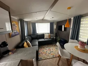Tranquil Caravan Retreat by the Seaside PortSeton - Image 2