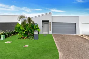 Manoora Haus - Industrial Oasis near Parks & Beach - Image 5