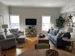 Luxury 2 bed apt in Northport! Walk to everything - Image 2