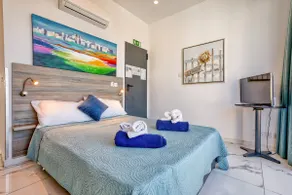 Stylish Penthouse Studio Bay Square 5 - Image 4