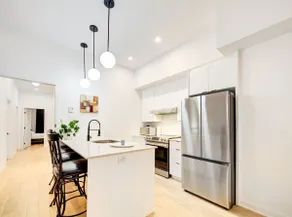 Elegant Sanctuary: Spacious 2 BR Apt in DT MTL - Image 2