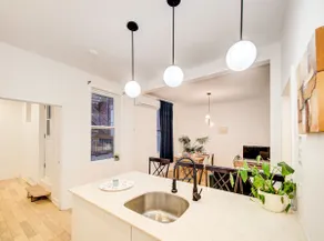 Elegant Sanctuary: Spacious 2 BR Apt in DT MTL - Image 4