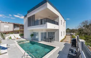 Luxurious Home In Drage - Image 3