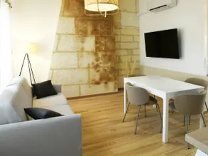 Elegant 2-bedroom apartment with air conditioning, wifi, linen - Image 2