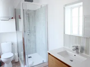 Elegant 2-bedroom apartment with air conditioning, wifi, linen - Image 4