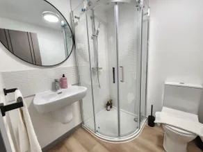 Modern 2-Bed Apartment, Sleeps 5, Free Parking, Netflix, New built - Image 5