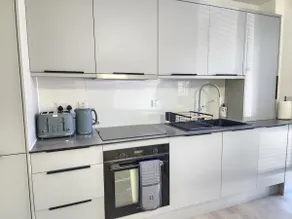 Modern 2-Bed Apartment, Sleeps 5, Free Parking, Netflix, New built - Image 3