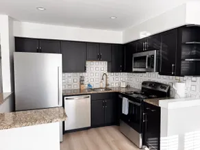 Stylish Modern 2025 Beach Condo - Image 4