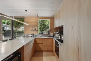 King St Cottage: Central and Stylish - Image 3