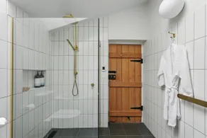 King St Cottage: Central and Stylish - Image 2