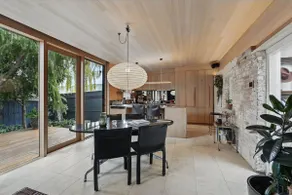 King St Cottage: Central and Stylish - Image 5