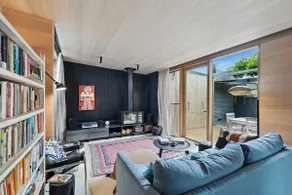 King St Cottage: Central and Stylish - Image 4