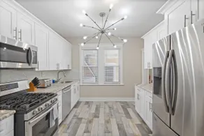 Dazzling Bungalow within 2 Blocks of Beach - Image 2