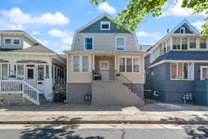 Dazzling Bungalow within 2 Blocks of Beach - Image 4