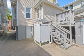 Dazzling Bungalow within 2 Blocks of Beach - Image 5
