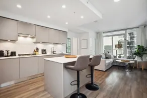 King Bed/Skytrain/Gym/FreeParking/Sleeps 6 people! - Image 3