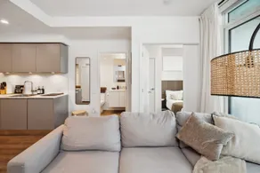 King Bed/Skytrain/Gym/FreeParking/Sleeps 6 people! - Image 5