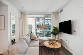 King Bed/Skytrain/Gym/FreeParking/Sleeps 6 people! - Image 2