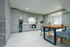 Stylish Stokes Croft Apartment, private hot tub - Image 3