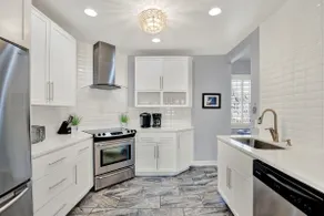 Walkable Home in Thomas Square, Heated Pool Access - Image 3
