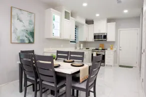 Emerald Stay, 3 Bedroom 2 Bath, Next to Expressway - Image 2