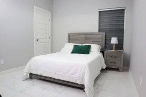 Emerald Stay, 3 Bedroom 2 Bath, Next to Expressway - Image 5