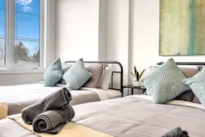 *Upscale* 6 Bed Family Home Near Niagara & Toronto - Image 3