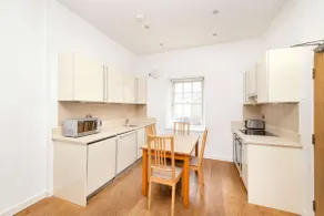 Stylish Apartment in Edinburgh City Centre, Sleeps 4. License no. EH-68704-F - Image 2