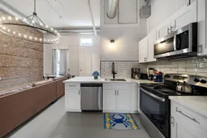 Central Flat in Historic Downtown Galveston - Image 4