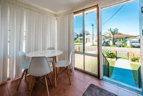 Relaxing 2-Bed Beachside Escape - Image 3